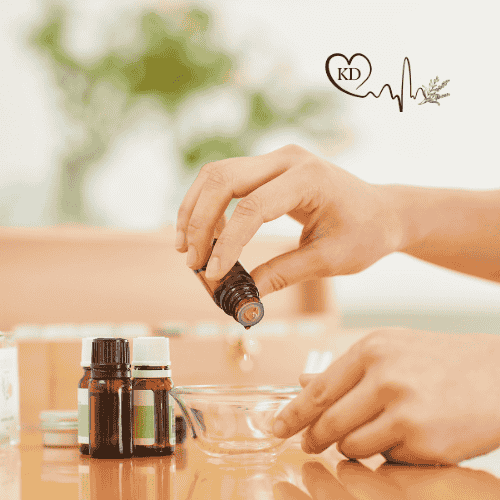 Ruce bylinkářky Klary Lee s aromaterapii, olejíčky kape do nádoby a chystá vůni na míru