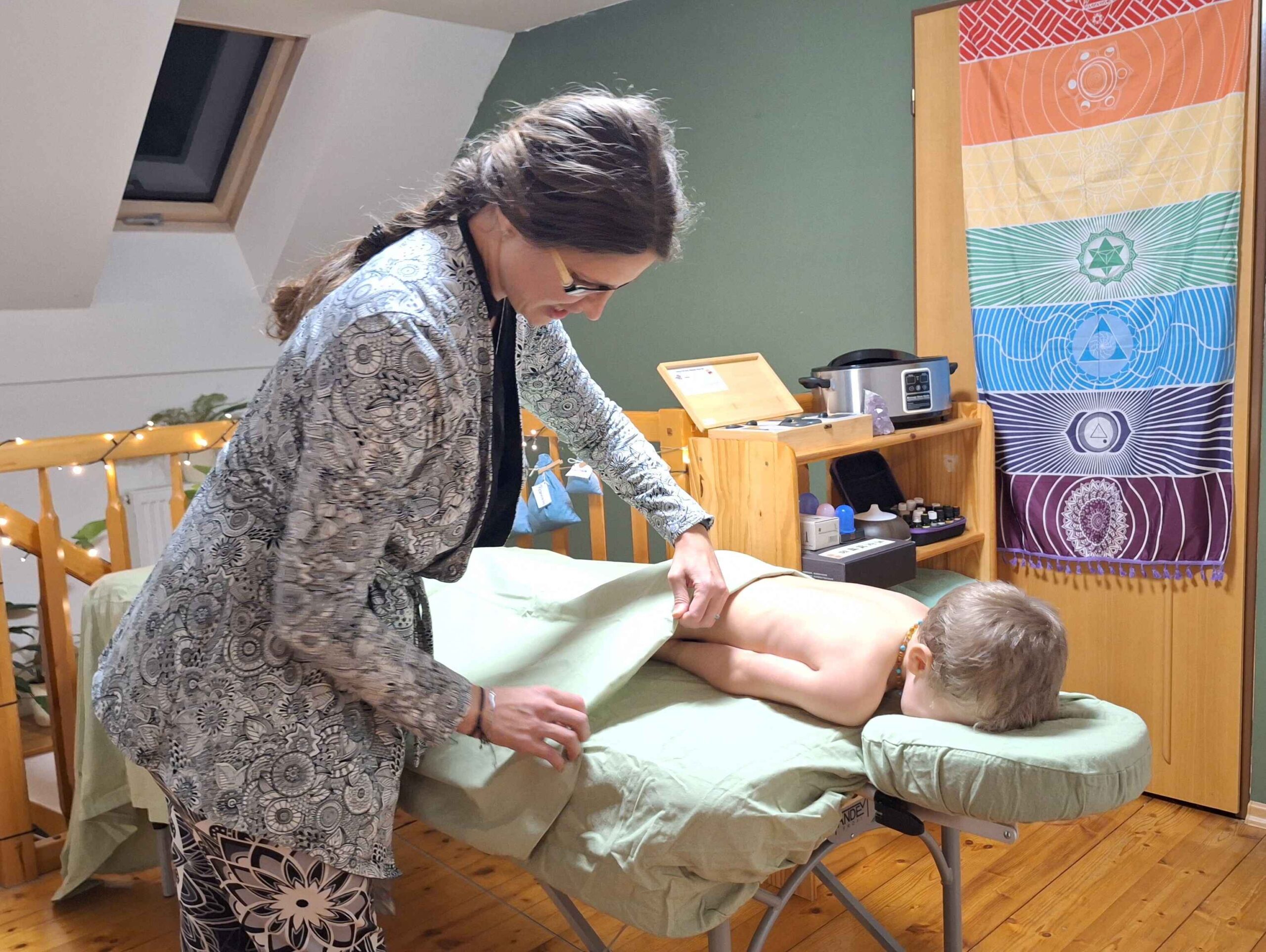 Klára Lee Demelová masíruje svého klienta