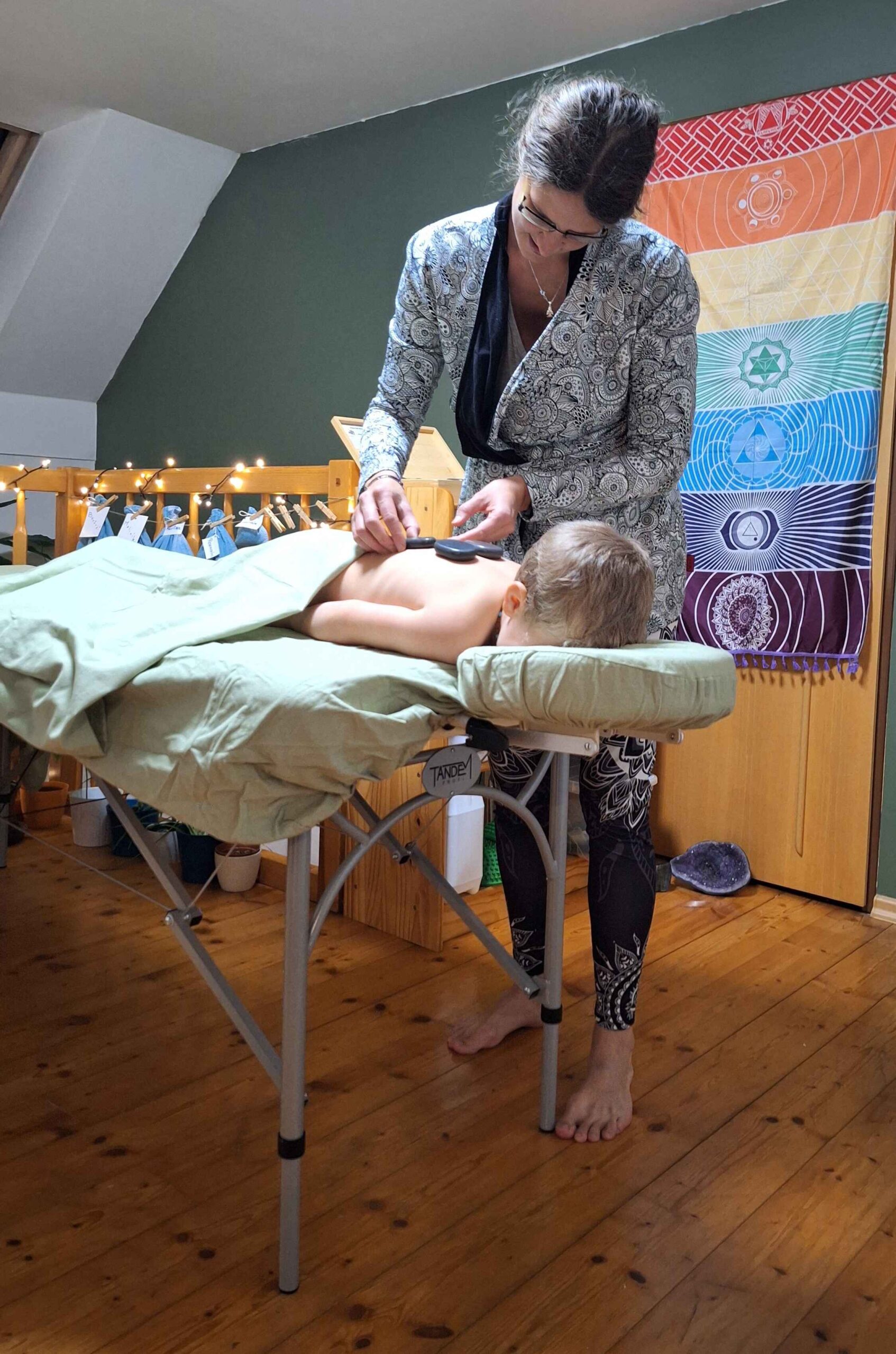 Klára Lee Demelová masíruje klienta u sebe v masérně na lehátku